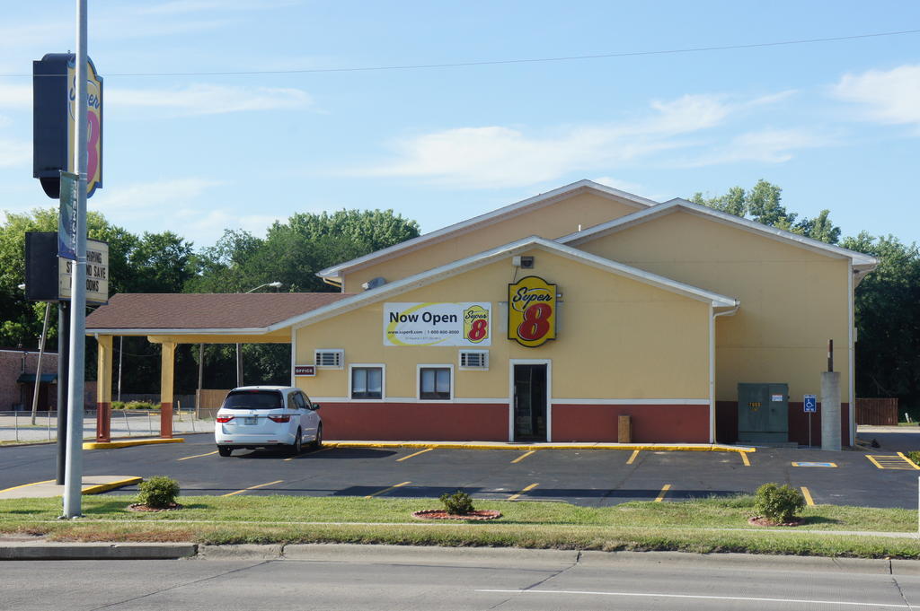 Super 8 By Wyndham Fremont Ne Motel Exterior photo